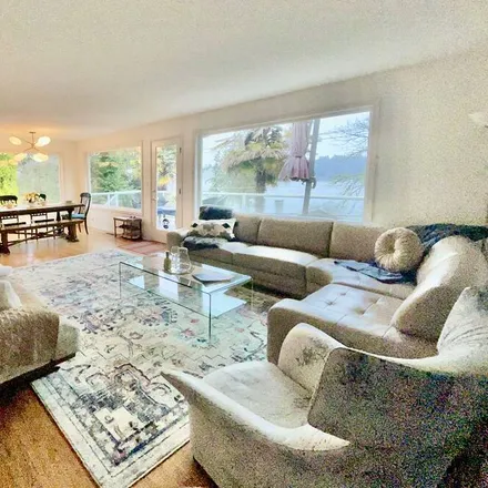 Rent this 4 bed house on Mercer Island in WA, 98040