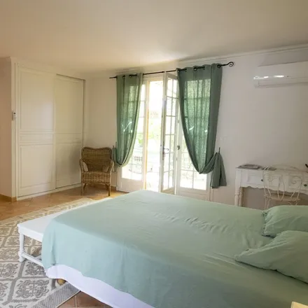 Rent this 3 bed house on Châteaurenard in Boulevard de Lattre de Tassigny, 13160 Châteaurenard