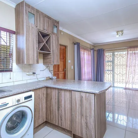 Image 7 - Boundary Road, Illovo, Rosebank, 2196, South Africa - Townhouse for rent