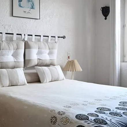 Rent this 3 bed townhouse on Hyères in Place de l'Europe, 83400 Hyères