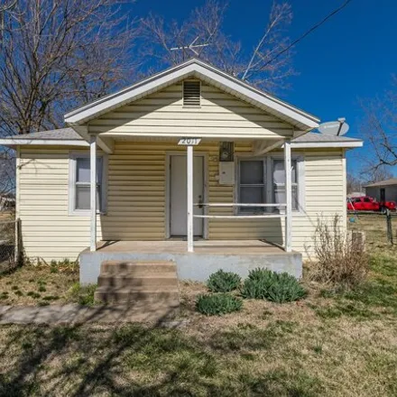 Buy this 2 bed house on 2015 West Nichols Street in Springfield, MO 65802