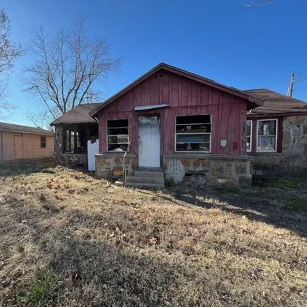 Buy this studio house on 1011 West 2nd Street in Waldron, AR 72958