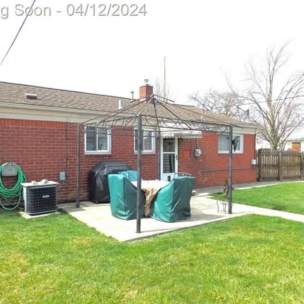 Image 3 - 1581 Saint Ignace Street, Wyandotte, MI 48192, USA - House for sale