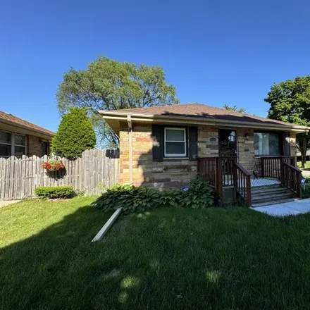 Image 2 - 4200 N 72nd St, Milwaukee, Wisconsin, 53216 - House for sale