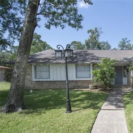 Rent this 4 bed house on 2752 Williamsburg Drive in Dickinson, TX 77539