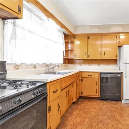 Image 6 - 22-04 157th Street, New York, NY 11357, USA - House for sale