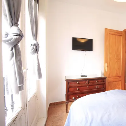 Rent this 2 bed apartment on La Potxola in Calle de San Mateo, 19