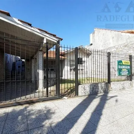 Buy this 2 bed house on Avenida Hipólito Yrigoyen 11502 in Partido de Lomas de Zamora, Turdera