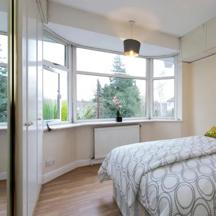 Rent this 7 bed room on Kathleen Avenue in London, W3 0BN