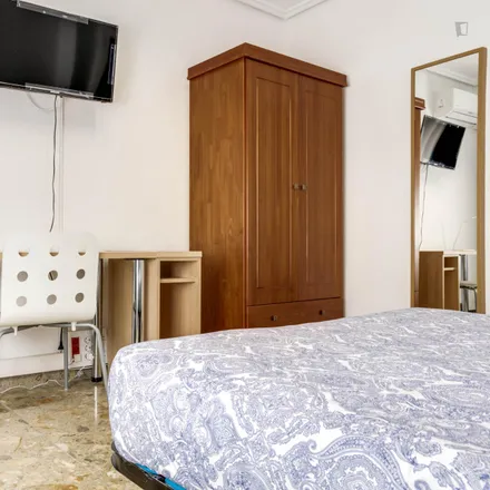 Rent this 4 bed room on Revisión Médica in Carrer de Linares, 46018 Valencia