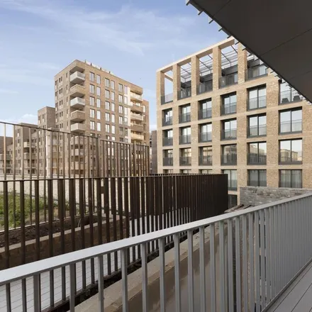 Rent this 2 bed apartment on London Central Mail Centre in Bath Court, London