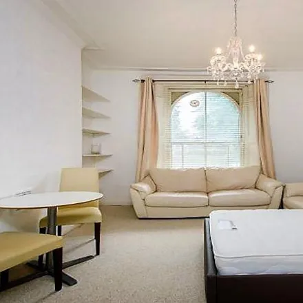 Rent this studio apartment on 62 Oakley Square in London, NW1 1NL