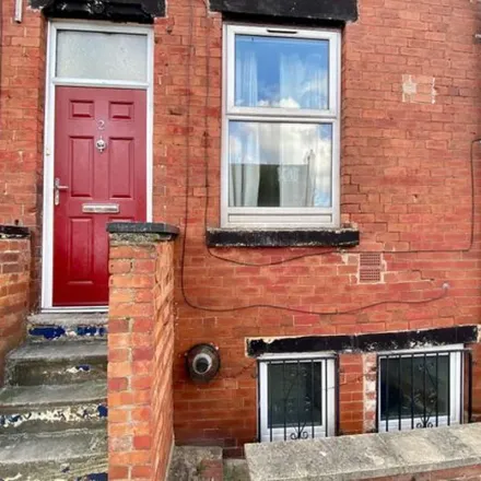 Rent this 6 bed townhouse on 7 Brudenell Road in Leeds, LS6 1HD