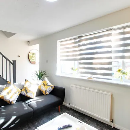 Image 4 - Ruthin Close, The Hyde, London, NW9 7RZ, United Kingdom - Townhouse for rent