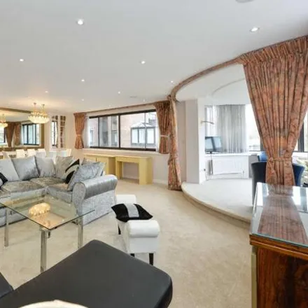 Rent this 3 bed room on The Terraces in 12 Queen's Terrace, London