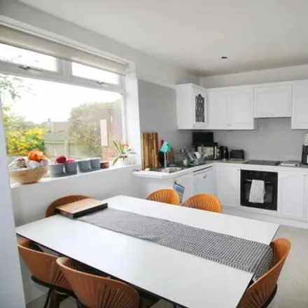 Image 3 - Campion Grove, London, RM3 8FH, United Kingdom - House for rent