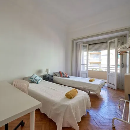 Rent this 11 bed room on Avenida Almirante Reis