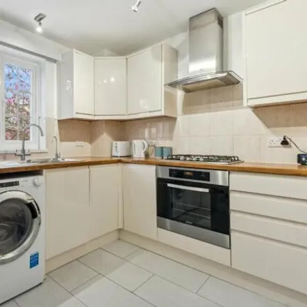 Image 4 - 16-27 Kenmore Close, London, TW9 3JG, United Kingdom - Apartment for rent