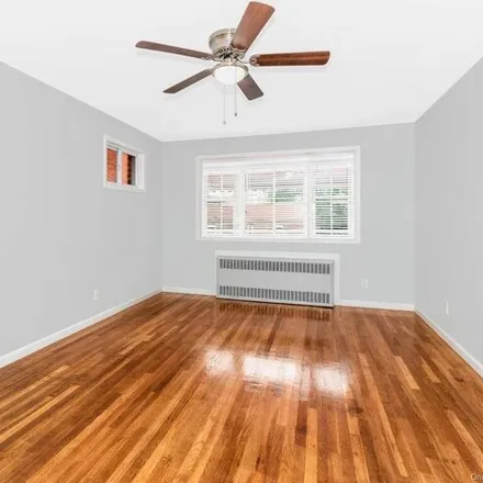 Image 2 - 3358 Colden Ave Unit 3, New York, 10469 - House for rent
