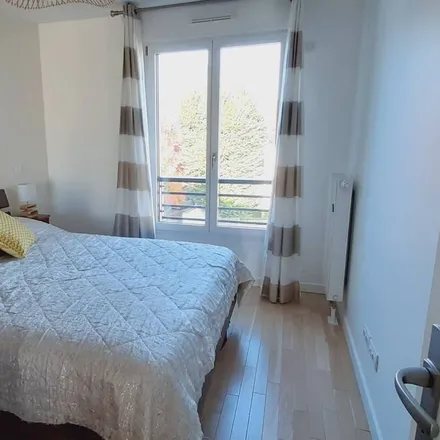 Rent this 3 bed apartment on 92150 Suresnes