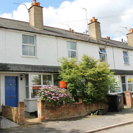 Rent this 2 bed townhouse on unnamed road in Gerrards Cross, SL9 7DS