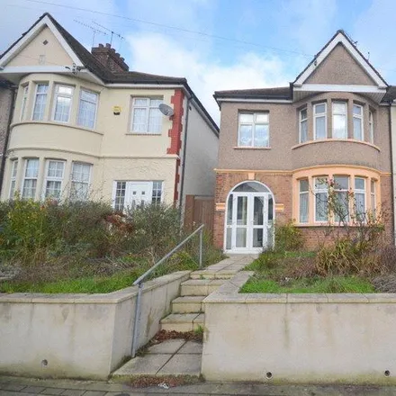 Rent this 3 bed duplex on Upminster Road in London, RM11 3XB