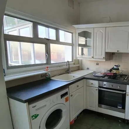 Rent this 3 bed townhouse on 92 Penshurst Road in London, CR7 7BF