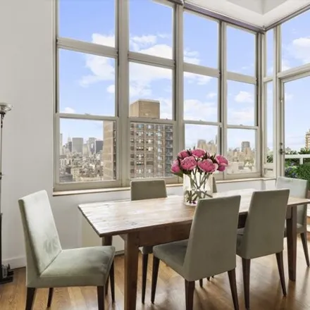 Image 2 - Park Avenue Court, East 87th Street, New York, NY 10128, USA - Condo for sale
