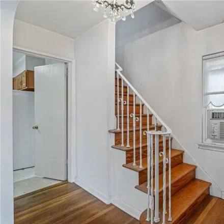 Image 7 - 217-66 54th Avenue, New York, NY 11364, USA - House for sale