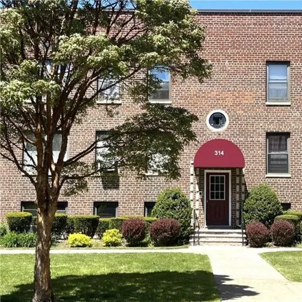 Buy this studio apartment on 521 Richbell Road in Village of Mamaroneck, NY 10538