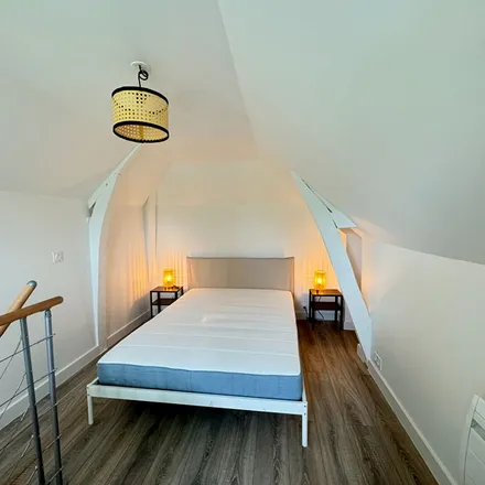 Rent this 2 bed apartment on 3 Esplanade de l'Hôtel de Ville in 35510 Cesson-Sévigné, France