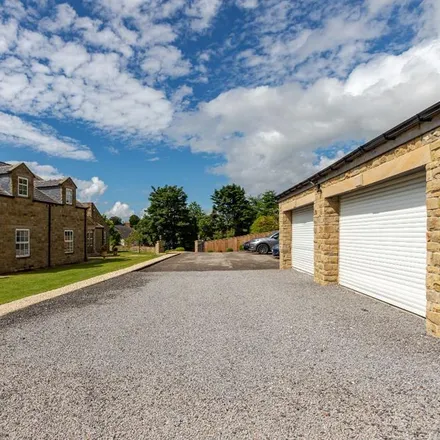 Rent this 6 bed house on Barmpton