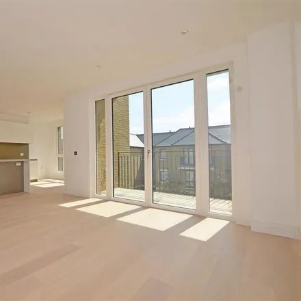 Image 4 - Camera House, Broom Road, London, TW11 9FH, United Kingdom - Apartment for rent