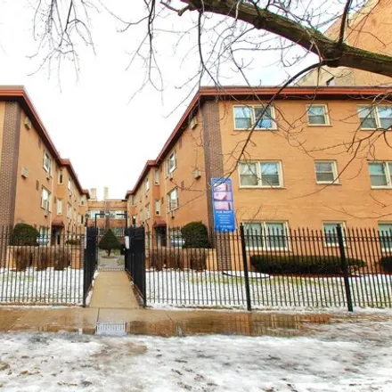 Rent this 3 bed condo on 1318-1326 West Lunt Avenue in Chicago, IL 60645