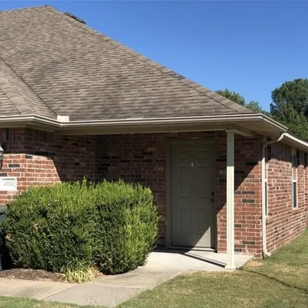 Rent this 3 bed house on 1583 North Evening Shade Drive in Fayetteville, AR 72703