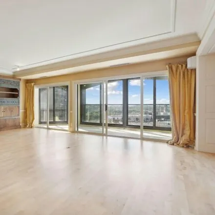 Image 1 - Loring Green East, Yale Place, Minneapolis, MN 55403, USA - Condo for sale