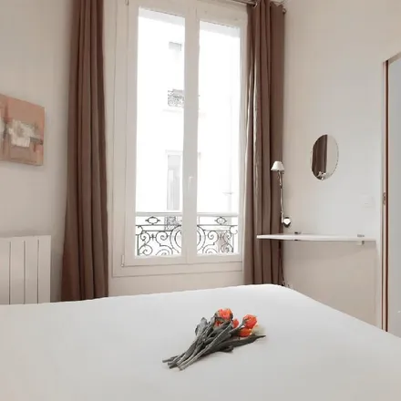 Rent this 4 bed apartment on 55 Rue Réaumur in 75002 Paris, France