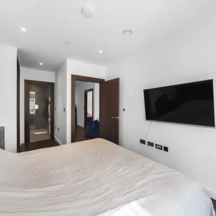 Image 5 - 136 Battersea Park Road, London, SW11 4LY, United Kingdom - Apartment for rent