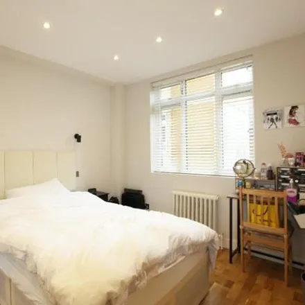 Rent this 2 bed room on Chepstow Court in Chepstow Villas, London
