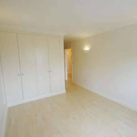 Image 5 - The Pines, Turners Hill Road, Pound Hill, RH10 7US, United Kingdom - Apartment for rent
