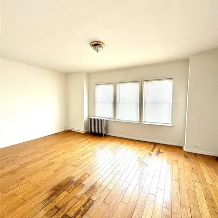 Image 3 - 259-23 Francis Lewis Boulevard, New York, NY 11422, USA - Apartment for rent