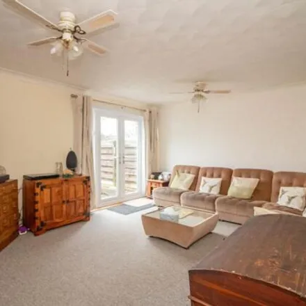 Image 4 - Chaffinch Green, Havant, PO8 9UG, United Kingdom - Townhouse for sale