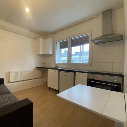 Rent this studio apartment on 316 Holloway Road in London, N7 9FU