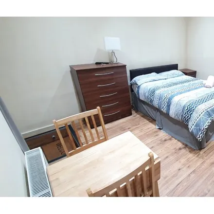 Rent this studio apartment on 75 Chatsworth Road in London, NW2 5QZ