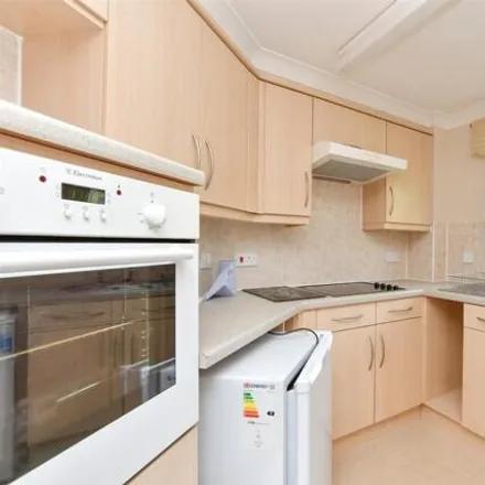 Image 4 - Lower Mead, Redhill, RH1 2FG, United Kingdom - Apartment for sale