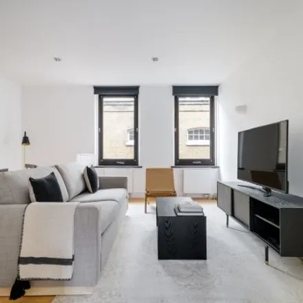 Rent this 3 bed apartment on Vanmoof in Shorts Gardens, London