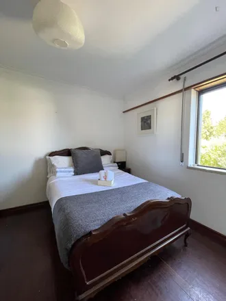 Rent this 5 bed room on Rua Doutor Manuel de Arriaga 26 in Carcavelos e Parede, Portugal
