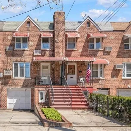 Image 1 - 1918 Radcliff Avenue, New York, NY 10462, USA - House for sale