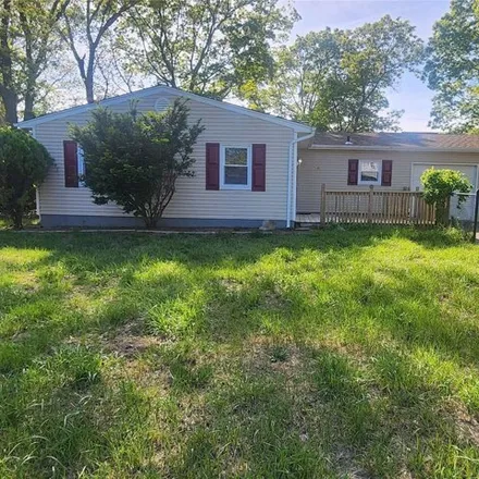 Buy this 3 bed house on 18 Maplewood Dr in Shirley, New York