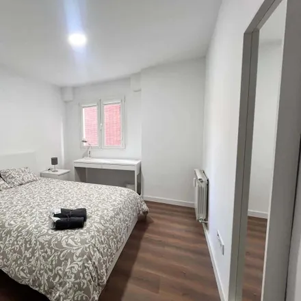 Rent this 5 bed room on Calle del Gasómetro in 1, 28005 Madrid